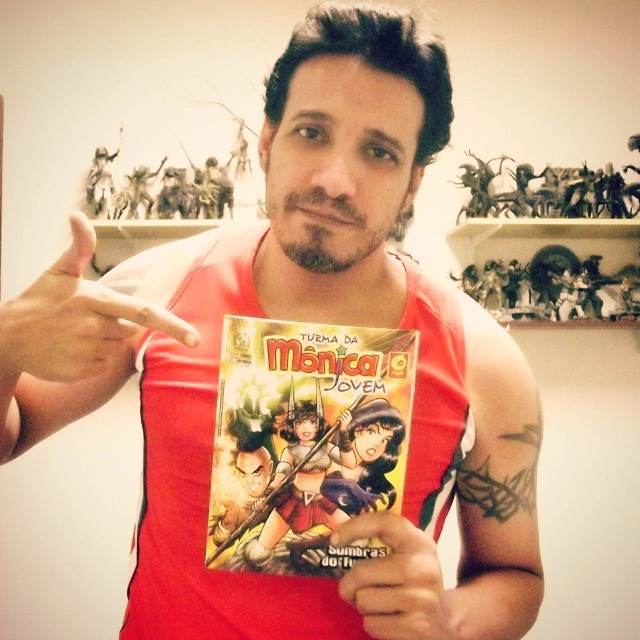 moonwittch's tweet image. HOJE É ANIVERSÁRIO DELE!! 

O dono da supersaga, o criador da personalidade da denise, o pai do fandom, o roteirista mais amado por todos nós: EMERSON BERNARDPO ABREU!!
O rei hoje faz 48 anos de puro talento!! Feliz aniversário pai, te amamos muito, saudades!! 🥳❤️