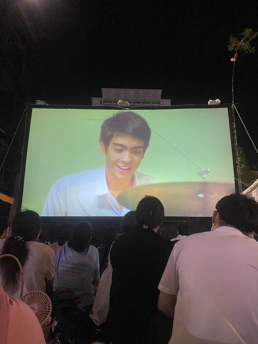tamroyfilm's tweet photo. เมื่อวานพี่บอลพูดในงานว่า อยากขอบคุณทุกคนที่มาดูหนังที่เป็นเหมือนจุดเริ่มต้นของชีวิตเขา เป็นวันที่เป็นความทรงจำดีๆ อีกวันนึงก่อนที่เขาจะย้ายไปอยู่ต่างประเทศกับครอบครัวเดือนหน้าพอดี 
#SeasonsChange
#กรุงเทพกลางแปลง https://t.co/DxpllzCxJk