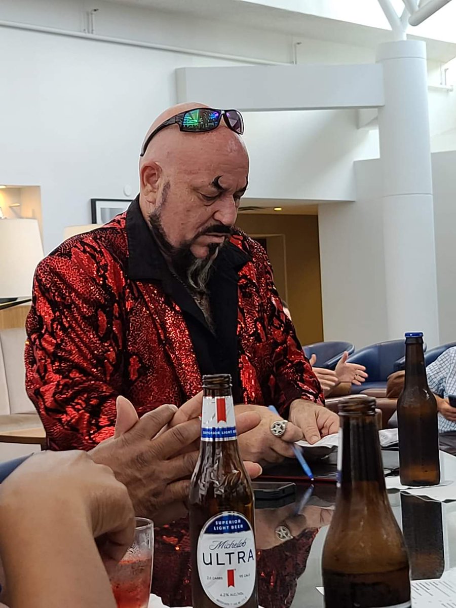 HamiltonTwoTwo's tweet image. In #Nashville this weekend for #StarrcastV, staying at the Hilton Nashville Airport and seen @MinisterReal at the bar.