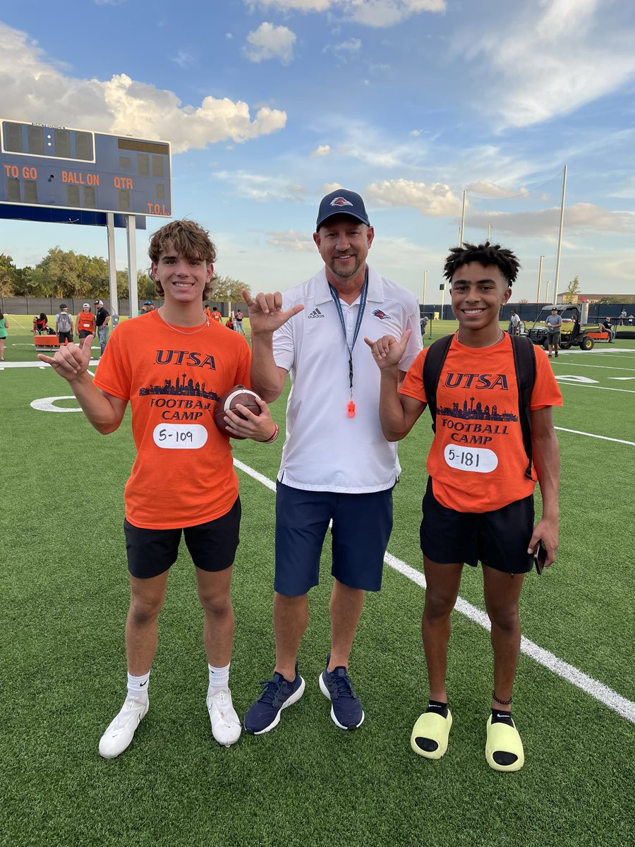 I just want to thank <a href="/UTSAFTBL/">UTSA Football 🏈</a> for a great camp this evening!  #BirdsUp  
<a href="/BudaJagsFB/">BudaJagsFootball</a> <a href="/CoachJP3/">Joe Price III</a> <a href="/stevehoffman74/">Steve Hoffman</a> <a href="/ChuxSpeed/">Chux Speed</a> <a href="/CoachAntoine/">Ron Antoine, M.Ed</a> <a href="/CoachCarlin/">Sam Carlin</a> <a href="/CoachRobinson_/">De'Von Robinson</a> <a href="/coach_Tgrant/">Terrance Grant</a>