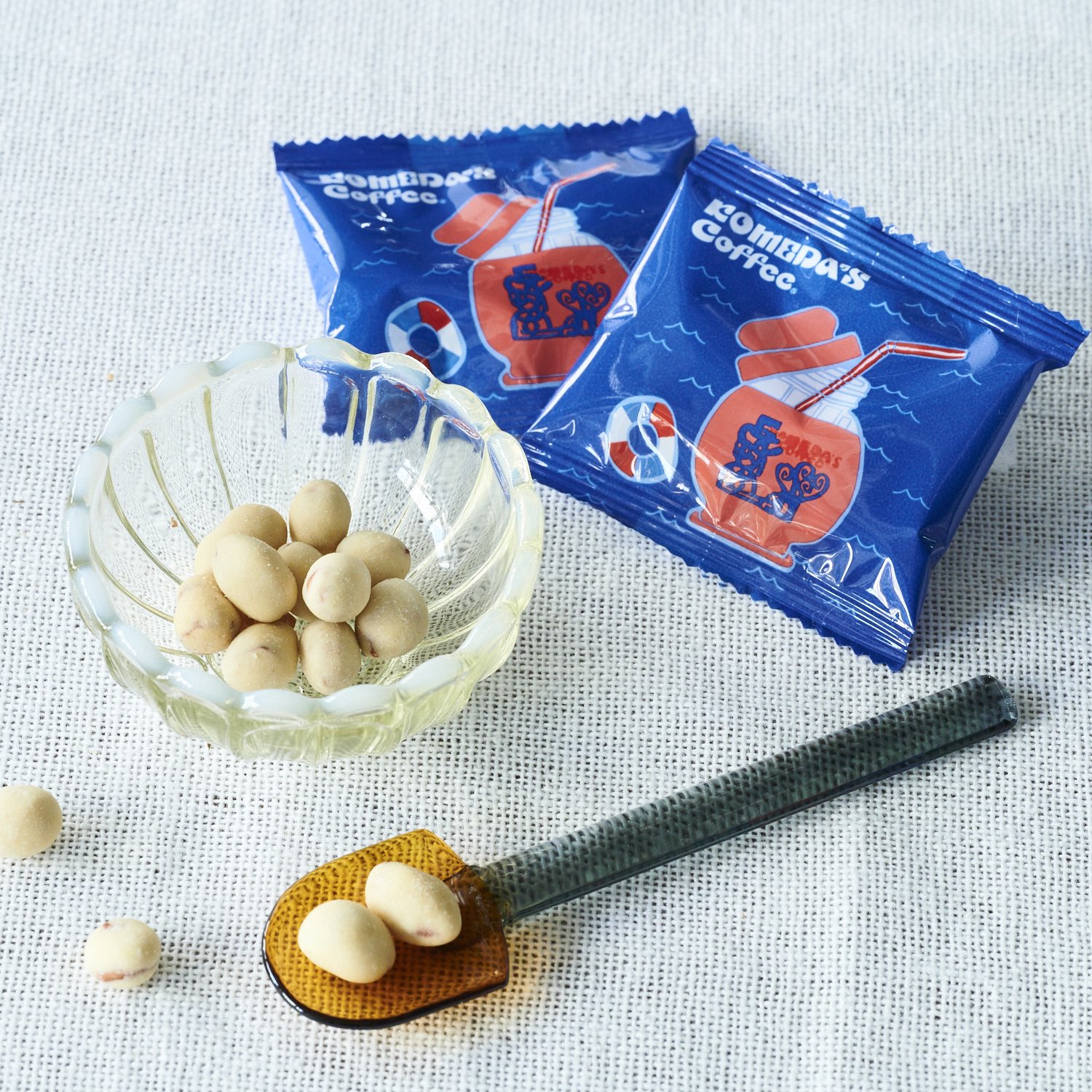 コメダ珈琲店 コメダの豆菓子が衣替え 今回はコメダのサマージュースと海が描かれた可愛いデザイン こちらは 障がいを抱える方とともにアートを社会に発信する エイブルアート カンパニー が手がけたもの ドリンク一杯に 一袋の豆菓子 コメダから