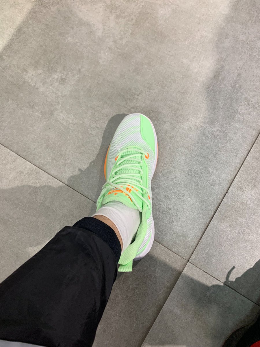 JerryLiu2020's tweet photo. 发现国产的鞋颜值也很nice啊。所以，如果选择：矮矬胖穿着nike？ 还是像我这样穿着玩呢？ https://t.co/5UmWbzGcOm