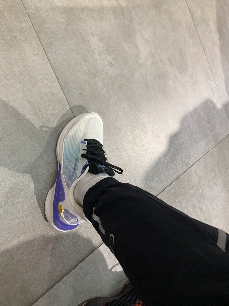 JerryLiu2020's tweet photo. 发现国产的鞋颜值也很nice啊。所以，如果选择：矮矬胖穿着nike？ 还是像我这样穿着玩呢？ https://t.co/5UmWbzGcOm