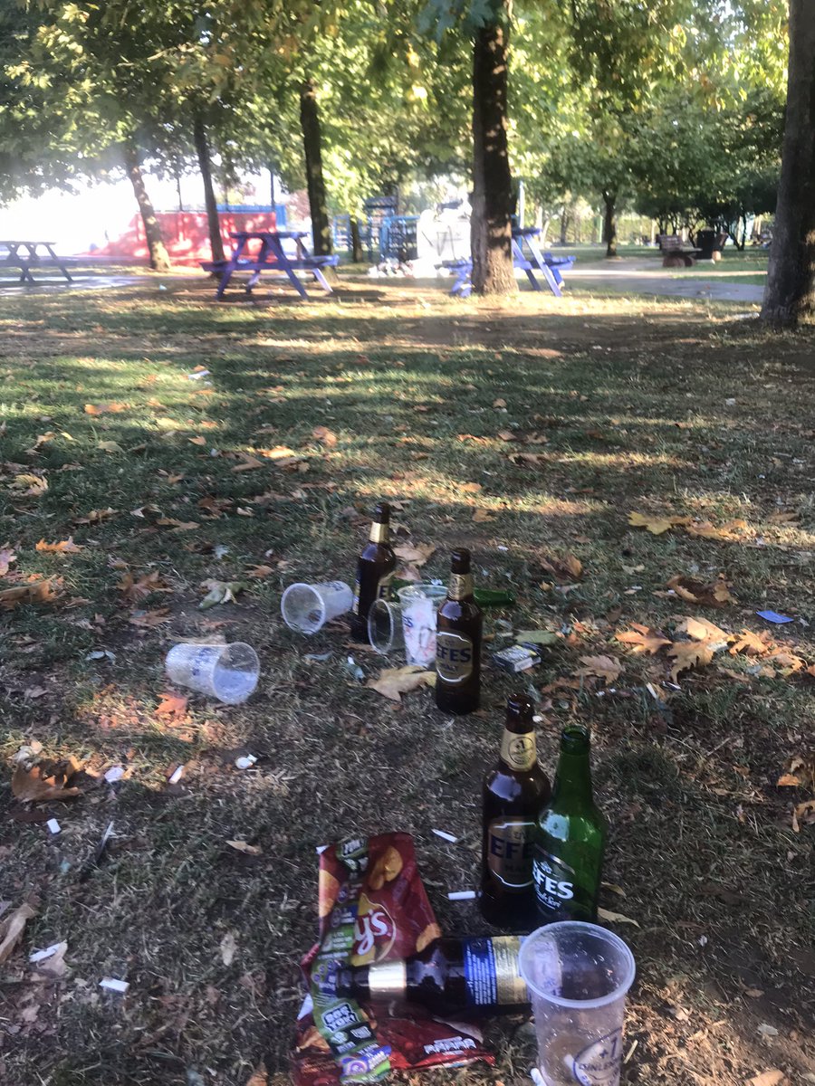 forestercihan's tweet photo. Kalamış Atatürk Parkı’nın bugün saat 7.50’deki durumu. Az sayıdaki yeşil alanları konser alanına çevirmeyi bilen Kadıköy Belediyesi konser sonrası çöplüğe dönen parkı temizlemeyi beceremiyor. Biz sabah kullanıcılarını bu çöplüğe mahkum ettiğiniz için ne kadar teşekkür etsek az! https://t.co/PIGmKkxSam