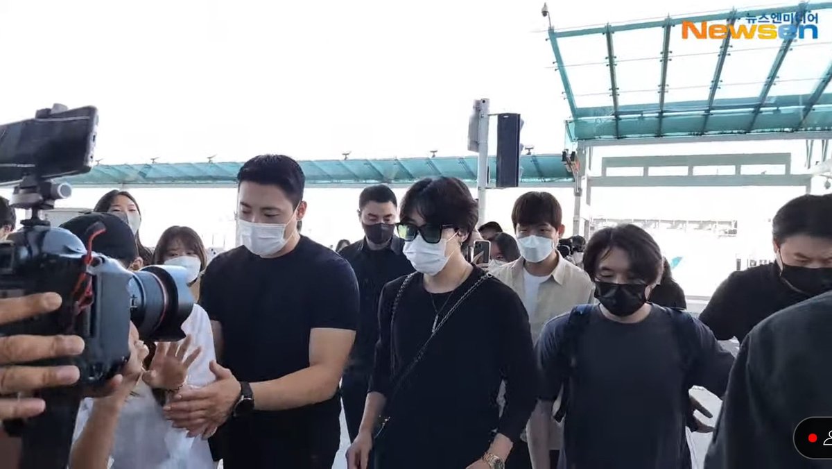 cuttevante's tweet photo. 📸 | K-MEDIA:  Hilo con fotos de Jimin en el aeropuerto de Incheon

HAVE A SAFE FLIGHT JIMIN 💜 https://t.co/rPrepe1fUm
