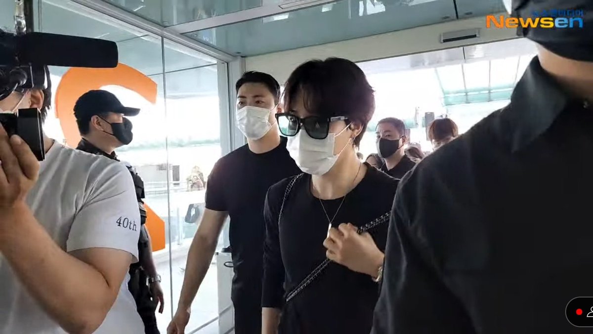 cuttevante's tweet photo. 📸 | K-MEDIA:  Hilo con fotos de Jimin en el aeropuerto de Incheon

HAVE A SAFE FLIGHT JIMIN 💜 https://t.co/rPrepe1fUm