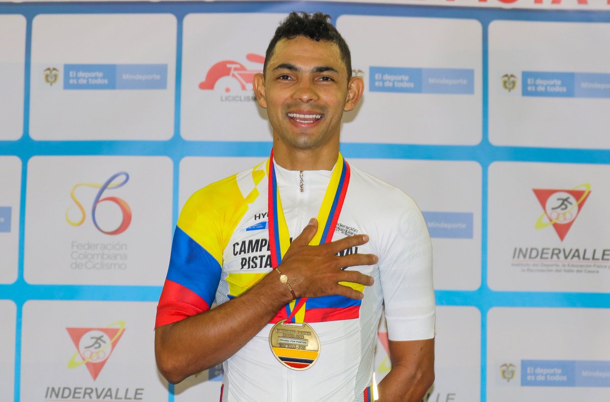 Nuestro cohete <a href="/johancolonb/">Johan Colón</a> se proclamó como campeón nacional en la prueba por puntos de la pista. 🤍💚🚀🚴🏽‍♂️🔥

#SomosOrgulloPaisa 

📸 <a href="/anderbonilla87/">Anderson Bonilla</a>