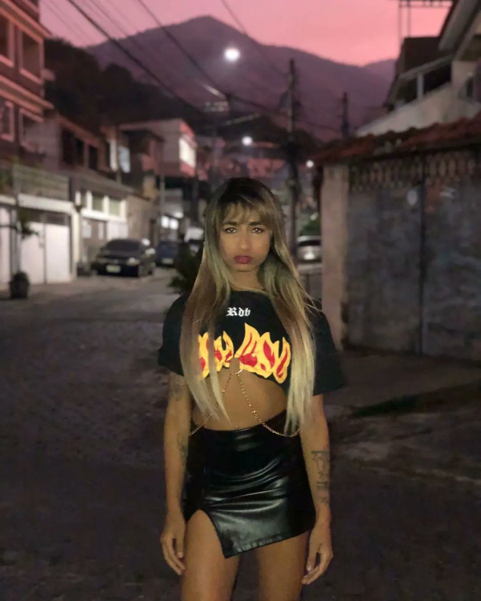 eaiyaass's tweet photo. A gente ganha asas quando não tem medo de voar. 🍃😎♥️

#modelofotográfica #loiratatuada #night #intensidade #explorepage https://t.co/bHNS15NHZt