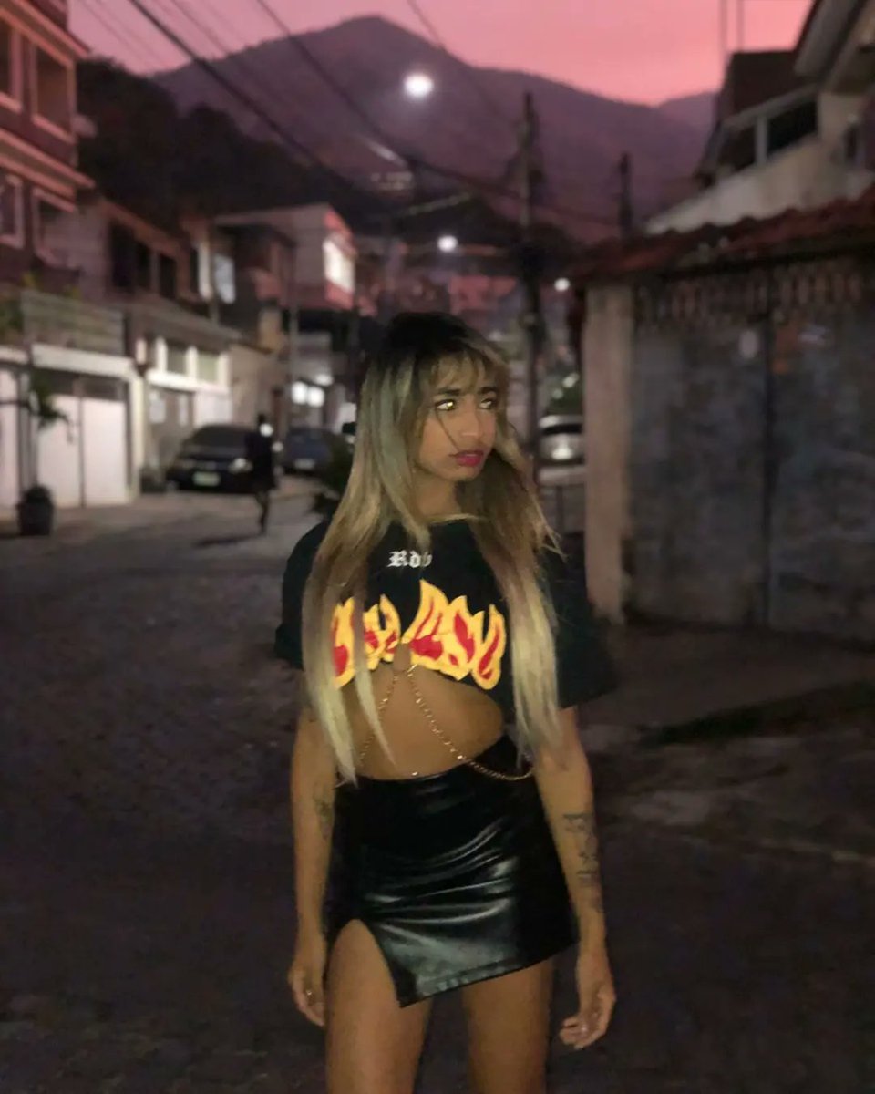 eaiyaass's tweet photo. A gente ganha asas quando não tem medo de voar. 🍃😎♥️

#modelofotográfica #loiratatuada #night #intensidade #explorepage https://t.co/bHNS15NHZt