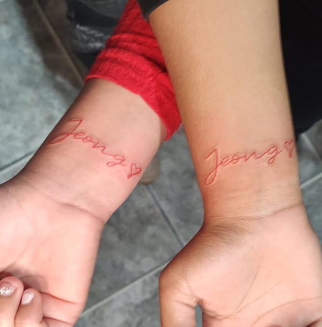 JEONG "ES LA CONEXIÓN ENTRE DOS PERSONAS QUE NO PUEDE CORTARSE. INCLUSO SI EL AMOR SE CONVIERTE EN ODIO, SIEMPRE SENTIRÁS TERNURA" 
JENI Y YO TENEMOS JEONG💓
Te Amo Para Siempre👭
@JeniiOtz