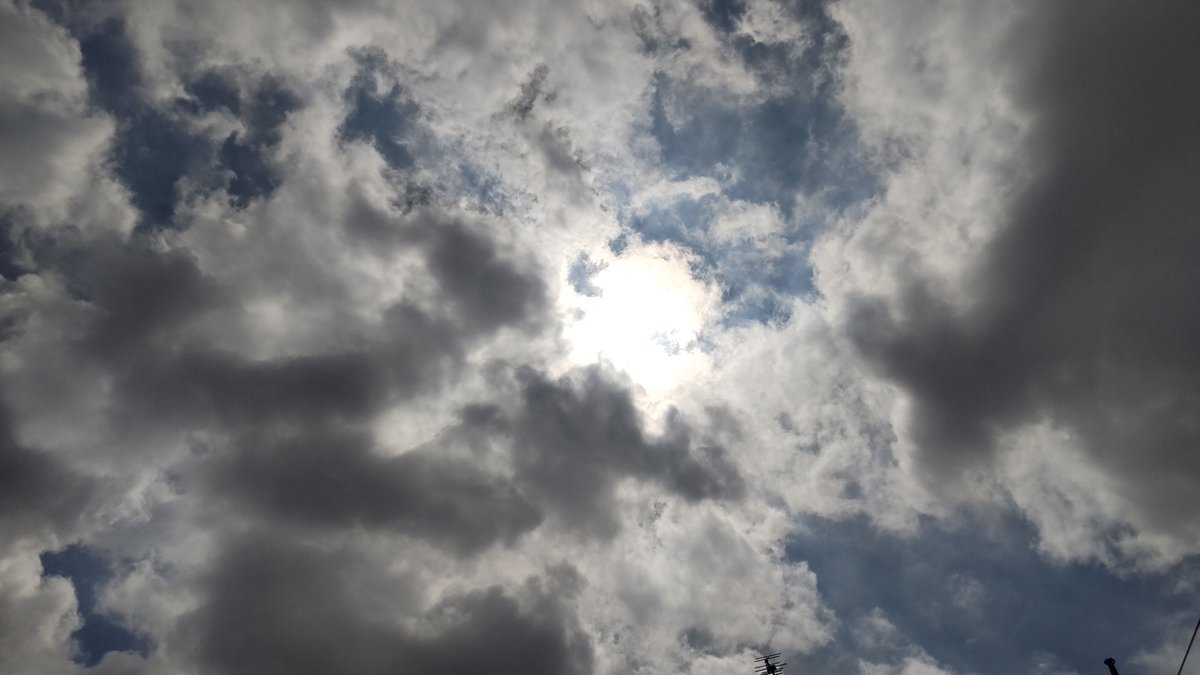 太陽 Sunこんにちは 今日は雲が多めですが 太陽ギラギラ 今日も暑くなりそうね 今日の予定はpc のメンテ という名の内部大掃除 涼しい部屋で過ごします P Q 東京都練馬区 イマ By 綾樫 あやかし パッション Edayfm