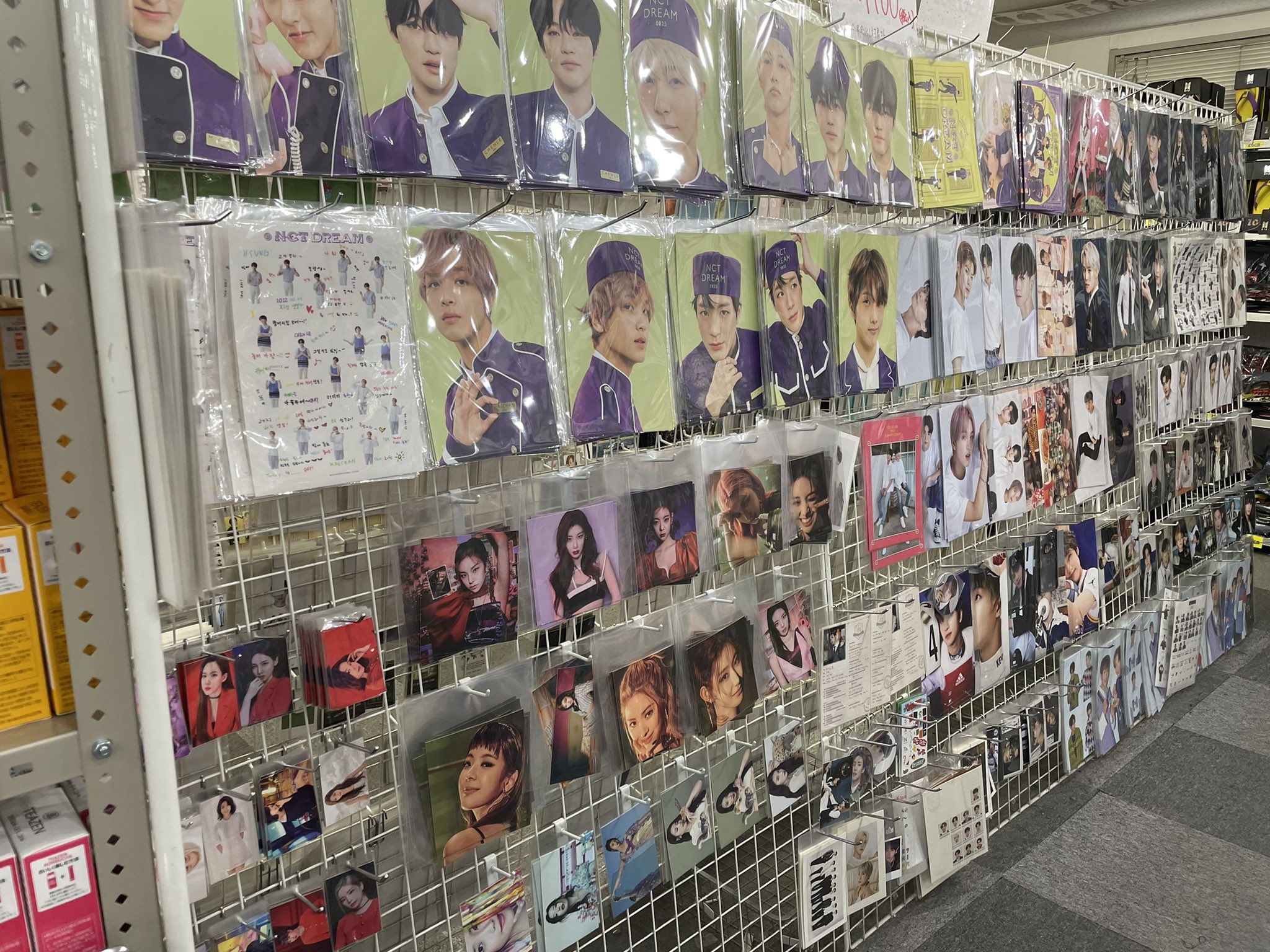 Ekorea 鶴橋店舗限定情報 週末セール開催中 トレカ ポストカード 半額 Twice 公式ペンライト 通常価格より 1000 Off Bt21 マイクスピーカー 00 Off Btsサンダルご購入で1枚 Gq Vogue 公式ポスター 選択可能