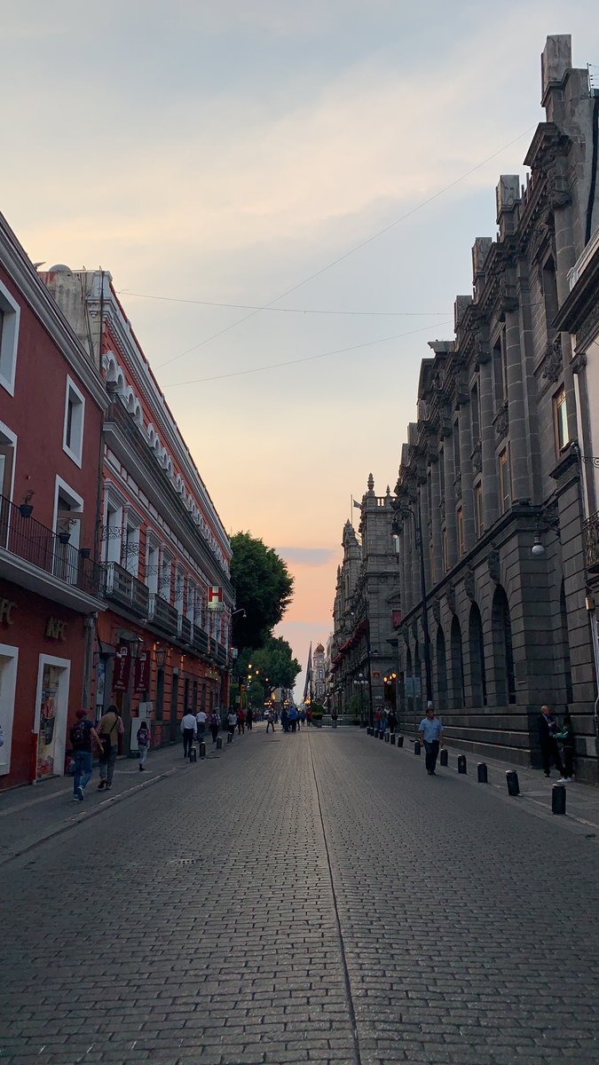 Buenas Tardes desde Puebla dé Zaragoza.                                                       "Hay una época en la vida en la que termina de forjarse el carácter y se construyen los ideales que nos acompañarán para siempre".     <a href="/angelicafuentes/">Angelica Fuentes</a> <a href="/FerBetancourt9/">Fer Betancourt</a> <a href="/gabyvargasmx/">Gaby Vargas</a>