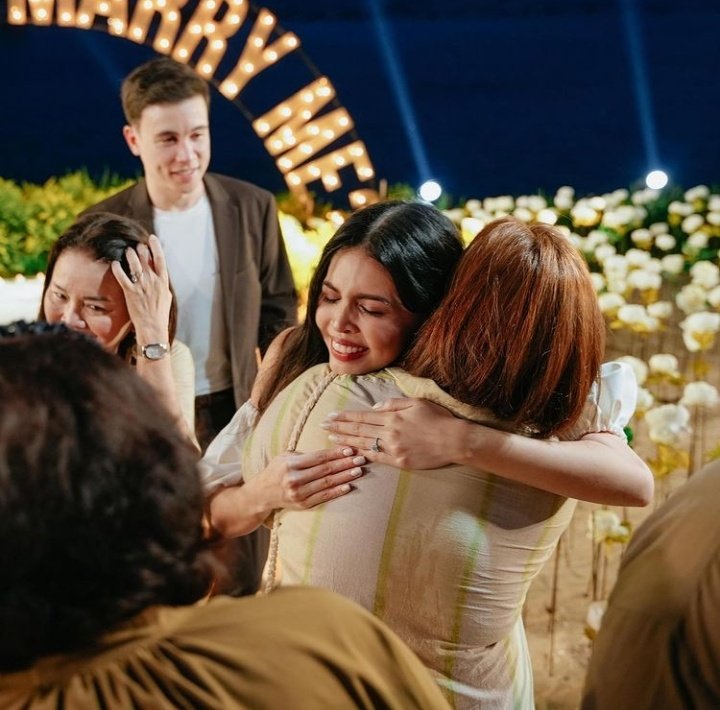 deitells's tweet photo. Ms. Sylvia to Maine: “I promise that I will take care and love you as my own daughter ❤️” #MaineMendoza https://t.co/SXeNSr17RB