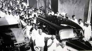 LaCmkc's tweet photo. Este sábado 30 d julio del 2022, santiagueras y santiagueros en representación d todo el pueblo cubano rendirá homenaje a Frank País y Raúl Pujol, combatientes de la clandestinidad vilmente asesinado por la dictadura de Fulgencio Batista 
#TenemosMemoria. LaCmkc 
Sepelio de Frank https://t.co/7OvHFXdrwp