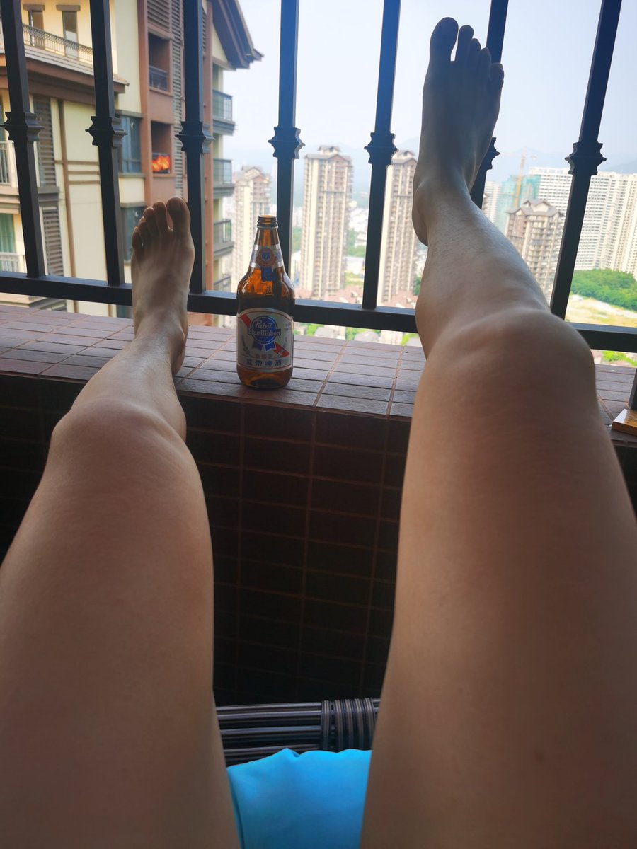 一大早就喝上，晕晕乎乎，旁边缺条狗，用温润的舌头慢慢品味大长腿