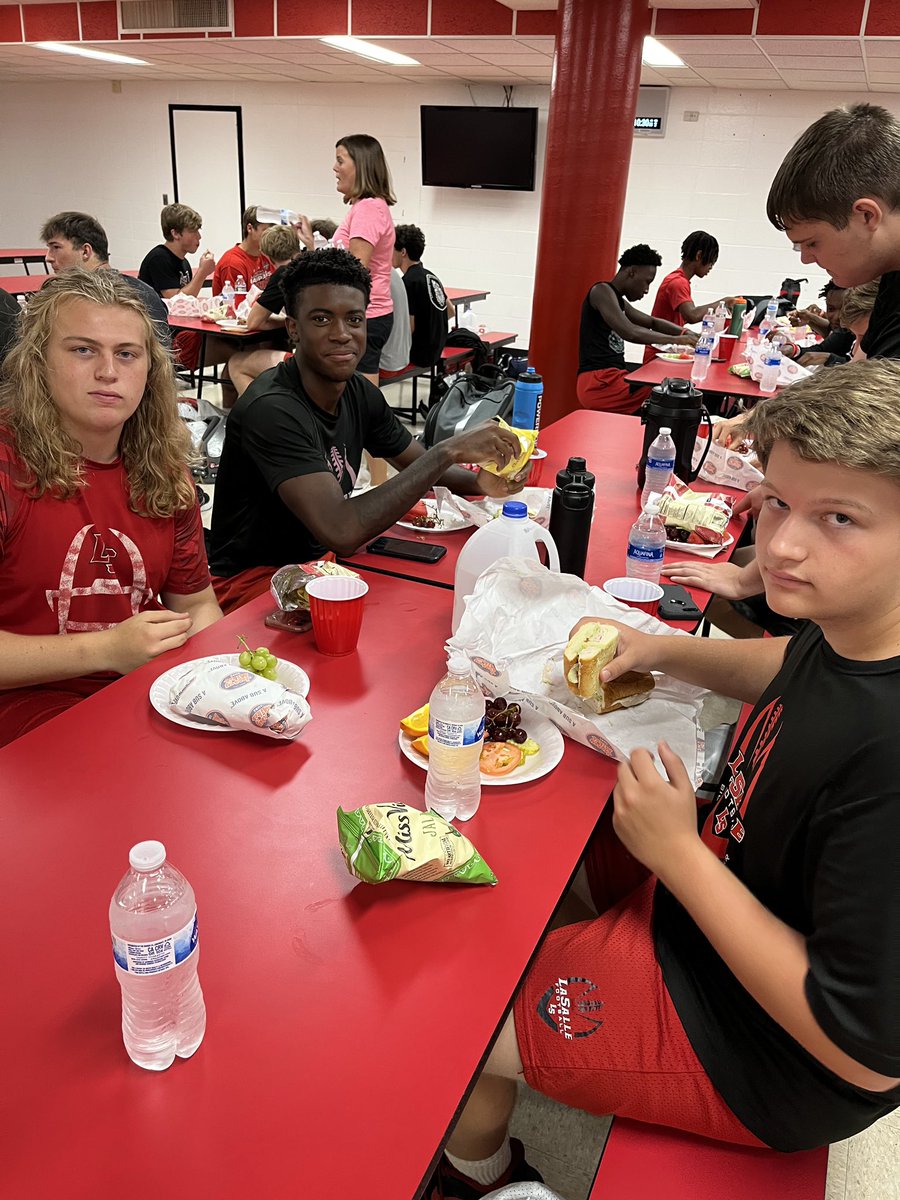 LS_LancerFB's tweet photo. Our friends at @jerseymikes located at 5624 Cheviot Road. Cincinnati, OH 45247, absolutely crushed it on Wednesday. Our Lancers loved it! We love the support of our local restaurants! #LRD #EM #Mission61 https://t.co/o5Qsw2DQVG