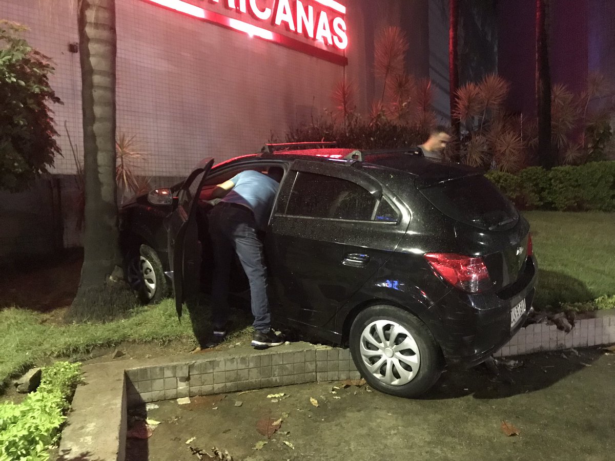 giulyamaia's tweet photo. que bags acionado, rodas amassadas, pára-choques destruídos fora sla mais oq que a gente não sabe https://t.co/Dd1YfrfF4F