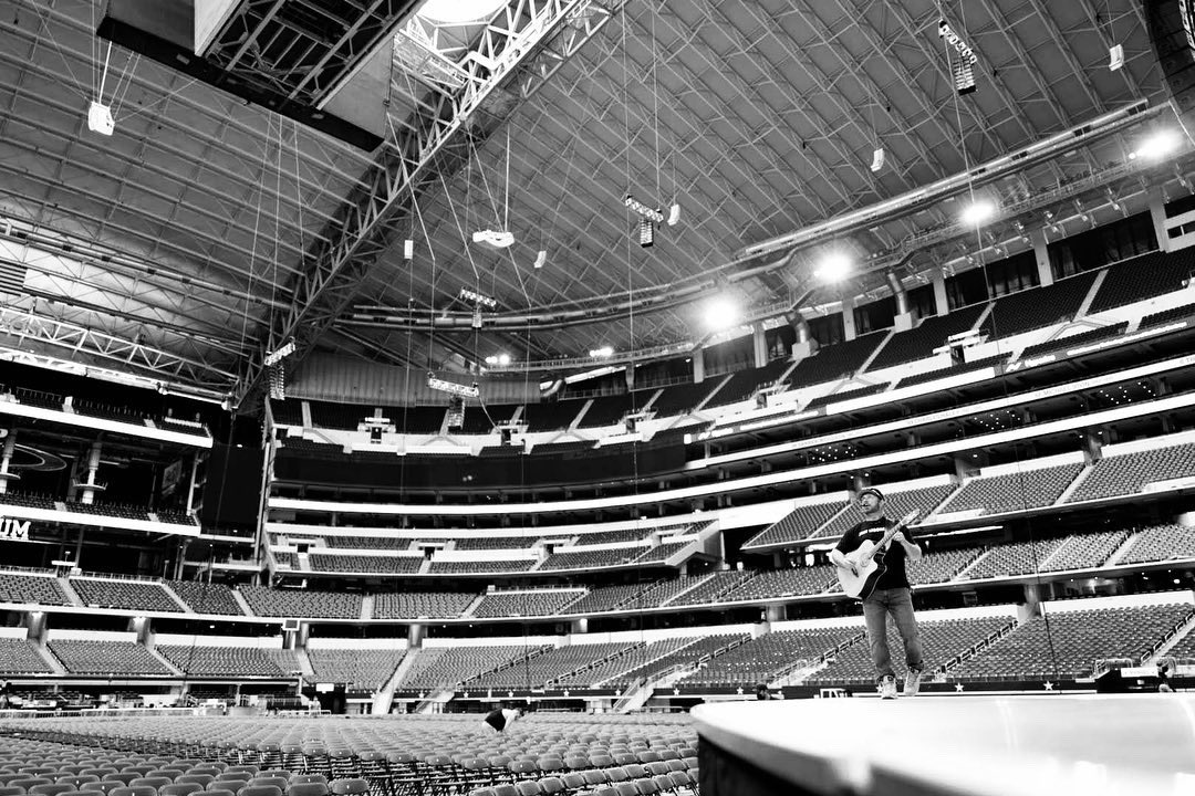garthbrooks's tweet photo. Size Matters!!! This is going to be a MASSIVE PARTY!!!! #JerryWorld!!! 
love, g https://t.co/KMSw7Ryf5j