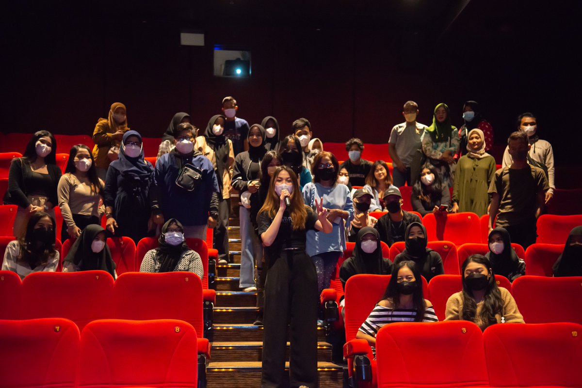 NantEntmt's tweet photo. Ini dia keseruan nonton bareng dadakan bersama Aisyah Aqilah di Depok XXI kemarin. Thanks untuk antusiasme penonton di Depok XXI yang berhasil bikin tiket The Sacred Riana 2 : Bloody Mary sold out!

The Sacred Riana 2 : Bloody Mary tayang sekarang di seluruh bioskop Indonesia https://t.co/KgVINLpBBm