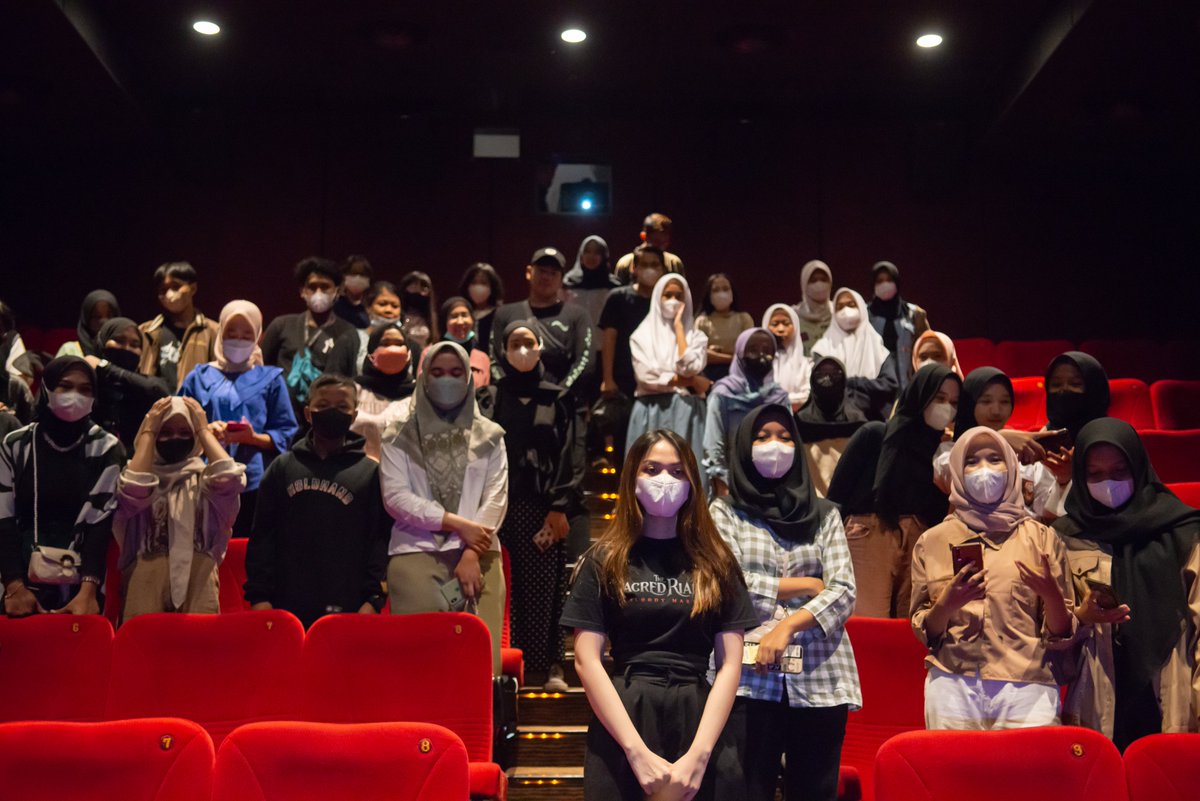 NantEntmt's tweet photo. Ini dia keseruan nonton bareng dadakan bersama Aisyah Aqilah di Depok XXI kemarin. Thanks untuk antusiasme penonton di Depok XXI yang berhasil bikin tiket The Sacred Riana 2 : Bloody Mary sold out!

The Sacred Riana 2 : Bloody Mary tayang sekarang di seluruh bioskop Indonesia https://t.co/KgVINLpBBm