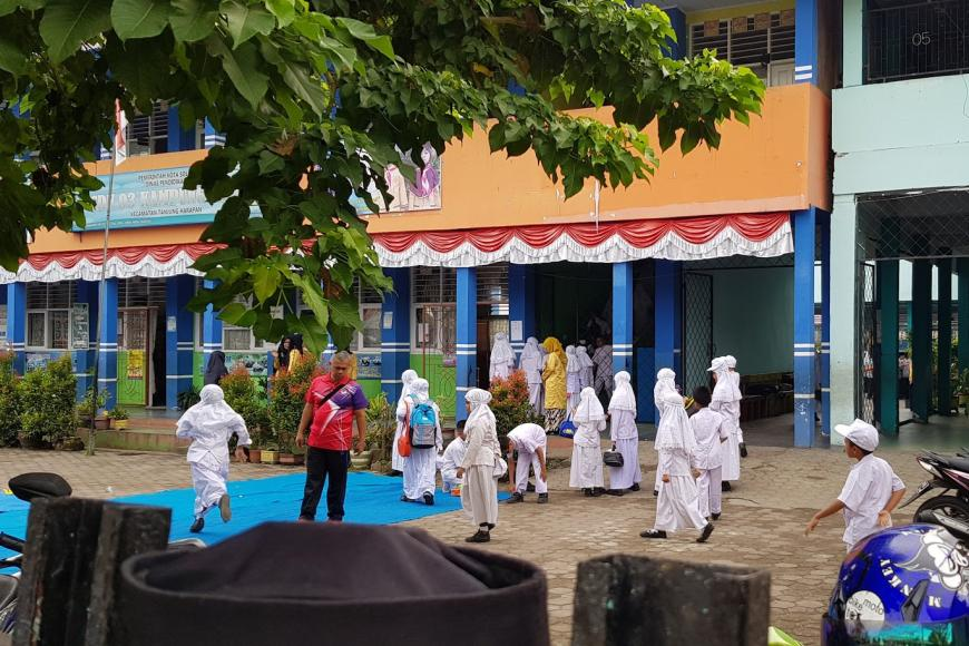 @Itjen_Kemdikbud @hrw Mahkamah Agung batalkan #SKB3Menteri pada Mei 2021 yang memberikan kebebasan bagi jutaan anak perempuan dan perempuan Muslim di sekolah negeri untuk memilih apakah mereka mau mengenakan jilbab atau tidak. Jilbab memang bisa dipaksakan hrw.org/id/news/2021/0…