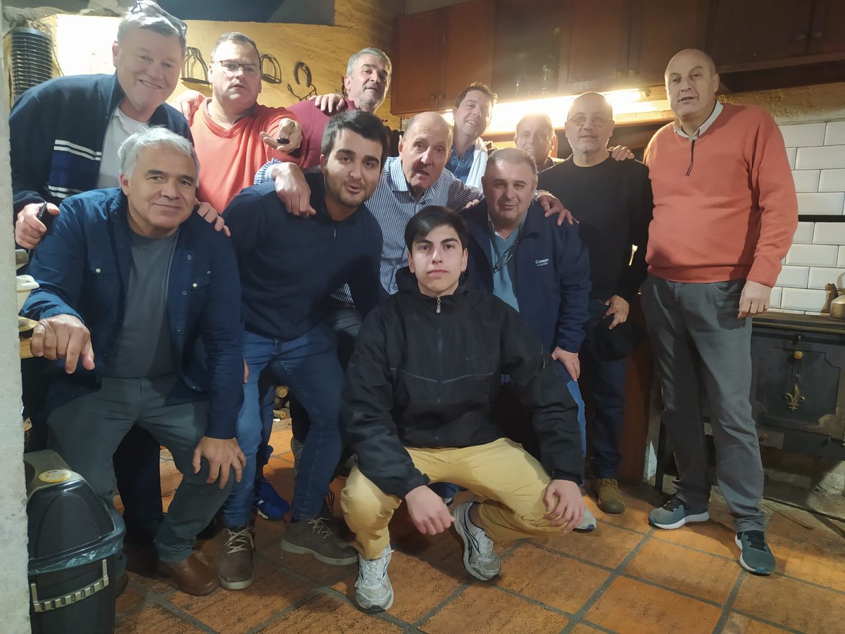 ARPE55's tweet photo. Noche de reencuentro en Canelones, con @nachoalonso33 @peladodutra5 @AngelDa25843271 @F17Mc @MiguelMigaguti y demás compañeros, charla DISTENDIDA sobre el balompie tanto DENTRO como FUERA de la cancha, un millón de gracias POR TANTO. https://t.co/i4ozi3IXGP