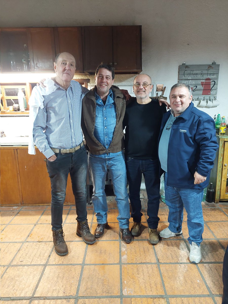 ARPE55's tweet photo. Noche de reencuentro en Canelones, con @nachoalonso33 @peladodutra5 @AngelDa25843271 @F17Mc @MiguelMigaguti y demás compañeros, charla DISTENDIDA sobre el balompie tanto DENTRO como FUERA de la cancha, un millón de gracias POR TANTO. https://t.co/i4ozi3IXGP