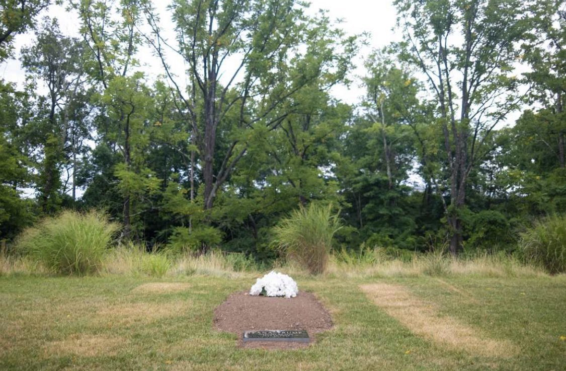 AbbyCattail's tweet image. Unbelievable. Ivana Trumps grave. Why would they do this? Is this revenge or did she really want to rest for all eternity in an empty field at Yam's golf course? What was there before this?