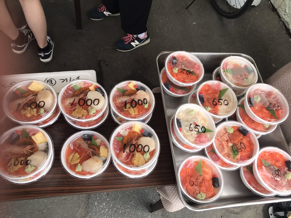 北海道小平町（海の街）の定食屋さん「すみれ」のテイクアウトメニュー。もちろん味も◎。値段もタダみたいなもん。半端ない。 アメリカ組はこのお弁当にいくらまで払いますか？  俺はアメリカにいる時なら80ドルまで超絶スナップコール。 日本のご飯屋さんはもっと儲けて ...