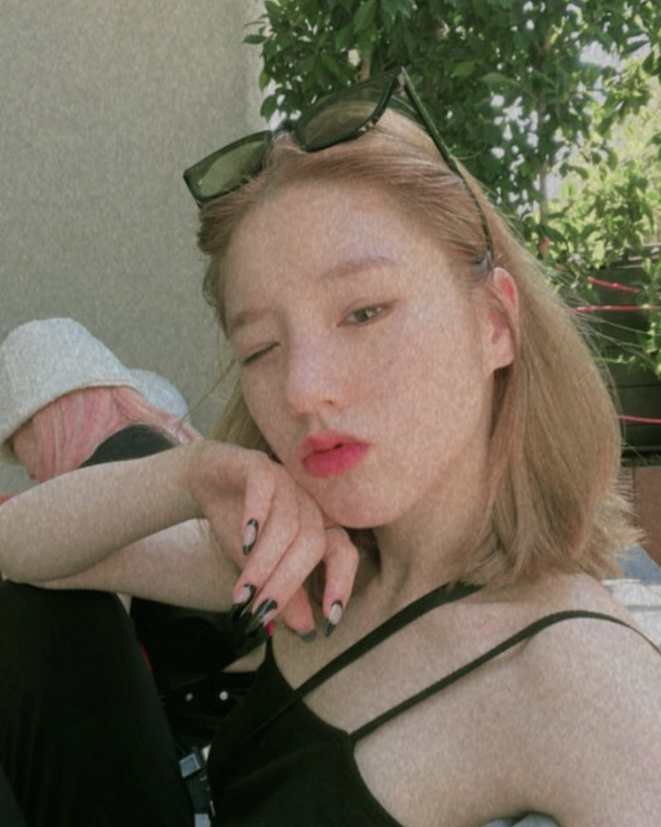 bestofheejin's tweet photo. la heejin ,,, i am shaking https://t.co/wL4pcF8dpB