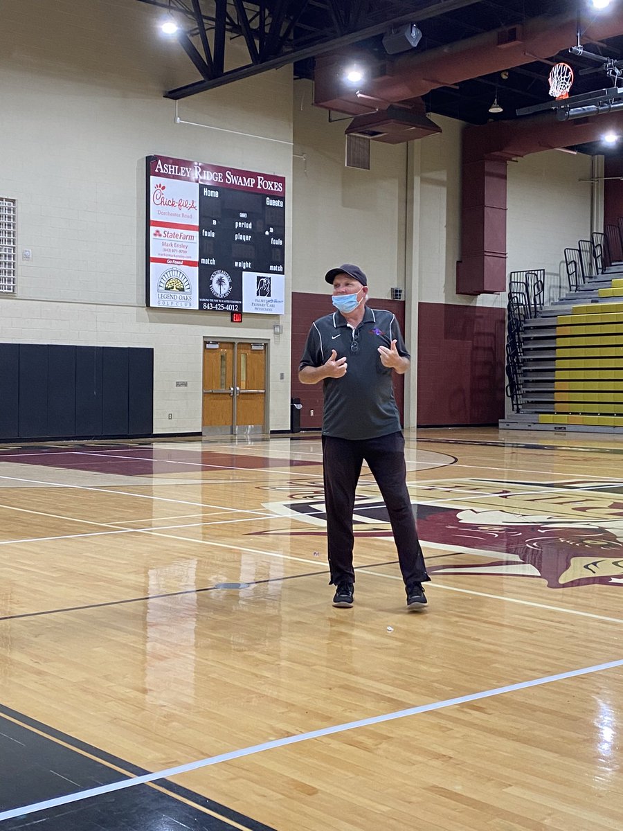 CoachFidler's tweet image. Our annual Midnight Madness practice is in the books! Great start to our 2022 camp. Also thank you to @dshelton66 for coming out and speaking to our players about #1team1cause. Can’t wait for Monday! #HUNT