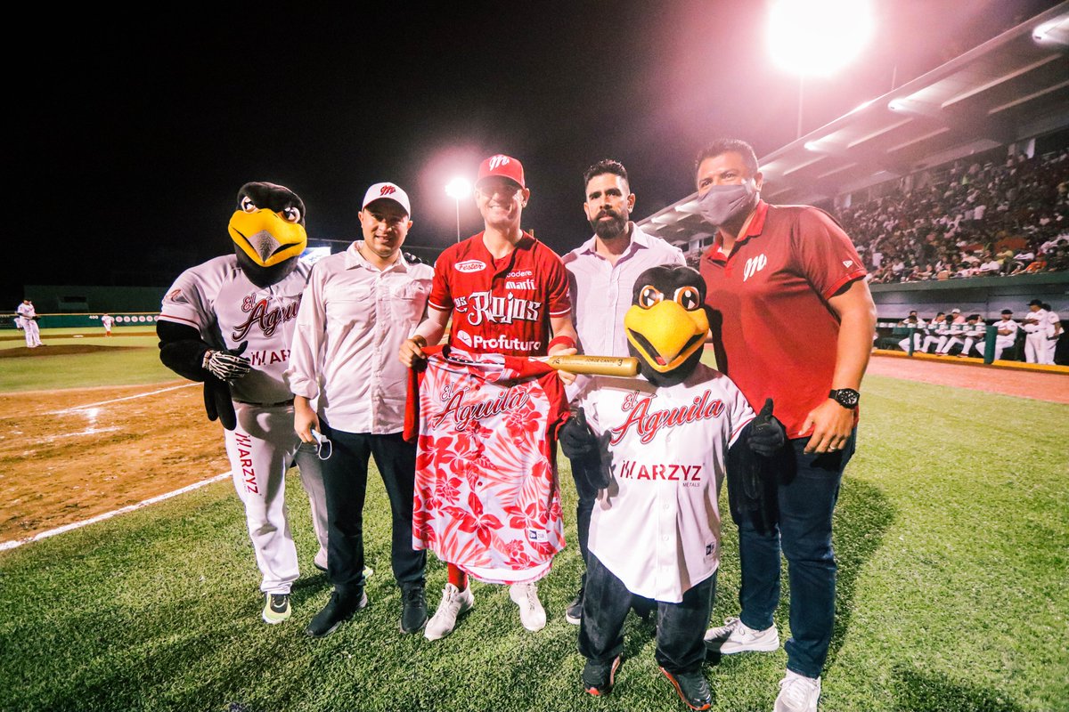 elaguilabeisbol's tweet photo. Hoy le hicimos un homenaje a @jorge_cantu3, en su año del retiro. 🏅
El "Bronco" jugó ocho temporadas en Grandes Ligas, en equipos como Tampa Bay, Cincinnati, Miami, Texas y San Diego. ⚾️🇺🇸
Cantú recibió un jersey y un bat de mano de Leo Rodríguez, nuestro Gerente Deportivo. 👍 https://t.co/giC0ES5mWF