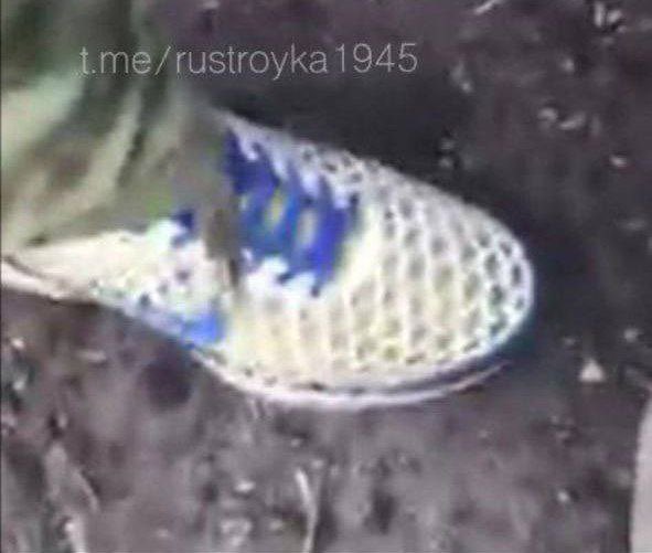 The video of the "Russian" soldier castrating the Ukrainian soldier has been revealed as a fake
The sneakers that the alleged perpetrator wears were only given to the Ukrainian army in limited quantity, not to the Russians
Besides,