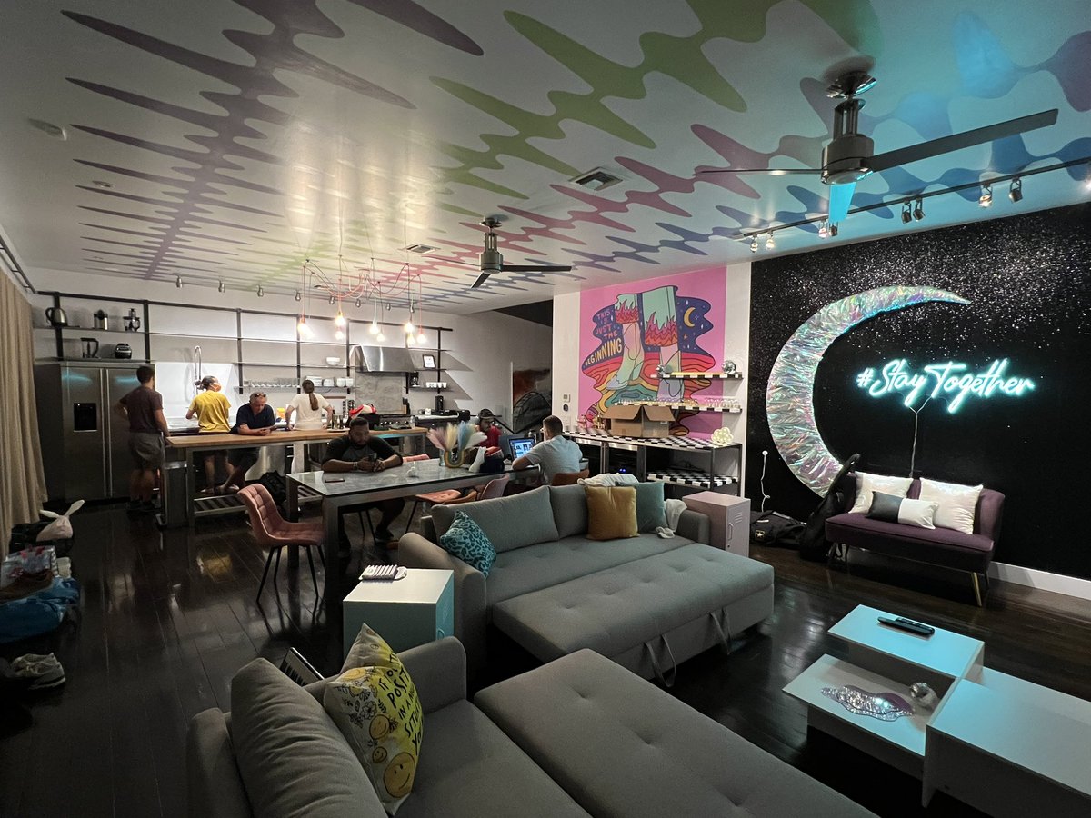 AccordionGuy's tweet image. Dropped the buspreneurs off at our AirBnB (see pics) in Austin — now running downtown for a #StartupBus2022 organizer meeting.
#NoDullMoments