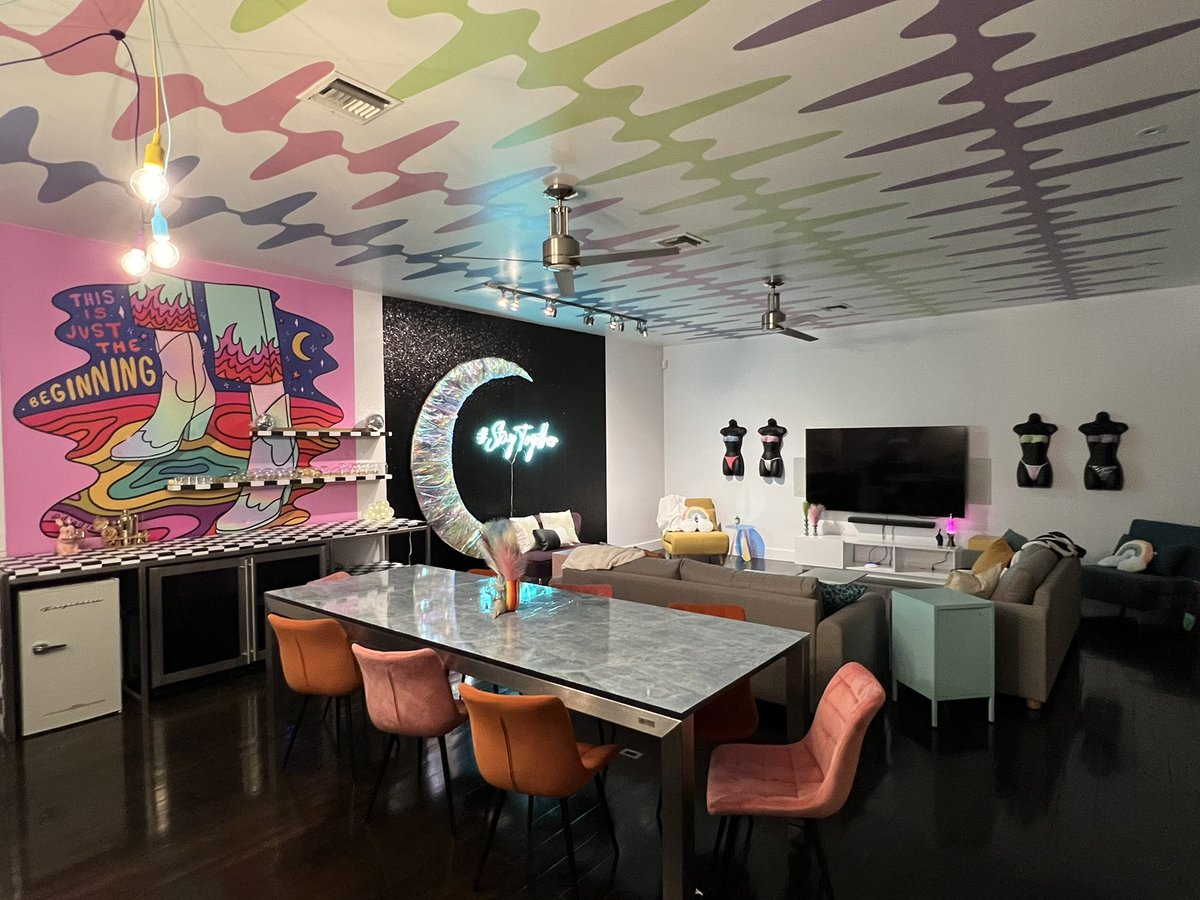 StartupBusFL's tweet image. Dropped the buspreneurs off at our AirBnB (see pics) in Austin — now running downtown for a #StartupBus2022 organizer meeting.
#NoDullMoments