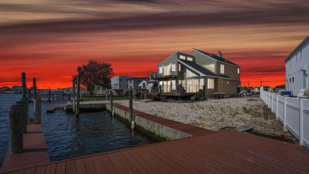 OPEN HOUSE on 324 W. Lido Promenade Lindenhurst tomorrow Saturday, July 30th from 2-4 Please stop by we have refreshments, Come view this Stunning renovated waterfront contemporary home that offers 4 BRS, 3 FB 2652 sq ft. too many amenities to list. The list price is $1,200,000🏠
