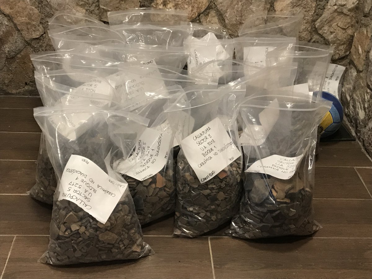 PIACallacpuma's tweet photo. Dejando todo listo para el reentierro de la #cerámica no diagnóstica de #Callacpuma. Qué es el reentierro? y por qué reenterrar? /pequeño hilo - 1/4 https://t.co/0AJiTwGP58