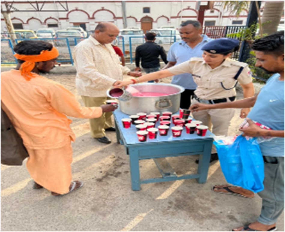 rpfnrumb's tweet photo. RPF post Sirhind served drinking water to passengers at Sirhind under the ‘Jal Sewa’ initiative
 #AzadiKaAmritMahotsav.             @RPF_INDIA                                   @NRRPF https://t.co/OtiKIIXsYT
