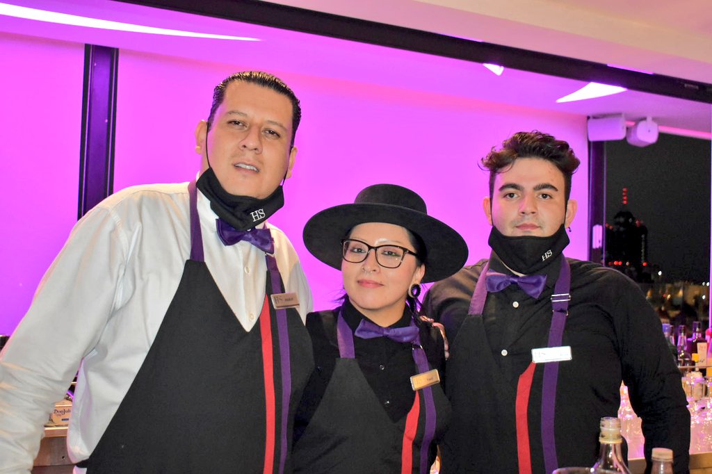 🍸🎶🍴🪩 Gastronomía, coctelería y el mejor ambiente desde las alturas, disfrutamos en el #RooftopLosVitralesSelect, un espacio panorámico de 360° definido como una joya visual que invita a disfrutar a toda hora de buenos momentos y sabores en #HSHotssonCDMX #PurpleNight☪️⚛️💜