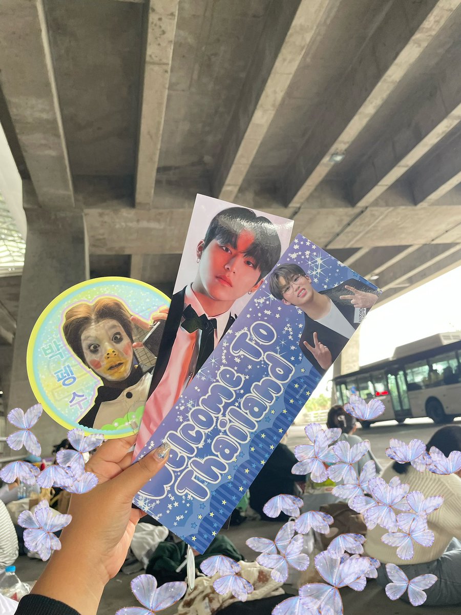 มัมหมี มารอรับน้องแล้วนะครับ  อยู่ตรงเกท8 พอดี  ใครมารอน้องเหมือนกัน แล้วอยากได้สโลแกน นจอ ทักมาเอาได้นะคะ  เค้าไม่กล้ายืนแจกอ่ะ 555 #WelcomeTREASUREtoTHAILAND