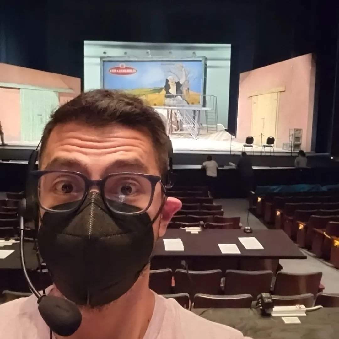 dtorodirects's tweet photo. Headsets are all the rage for in tech season.
#AdLife #AssistantDirector #AssistantOperaDirector #ElixirOfLove #Lelisirdamore #Donizetti #LatinosInOpera #TechWeek @SeattleOpera #StephenLawlessDirects https://t.co/sMWjMCtnvY