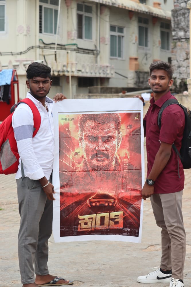 Darshanfans171's tweet photo. ಇದೊಂದು ಅದ್ಬುತ ಕ್ರೇಜ್... ಎಂದಿಗೂ ಸೃಷ್ಟಿಯಾಗದ ಎಂದಿಗೂ ಸೃಷ್ಟಿ ಆಗಿರದ ಮಹಾ ಕ್ರಾಂತಿ 🔥
#kranti #DBoss #ChallengingStarDarshan #monarch #Thoogudeepa https://t.co/w4KR40pJAF