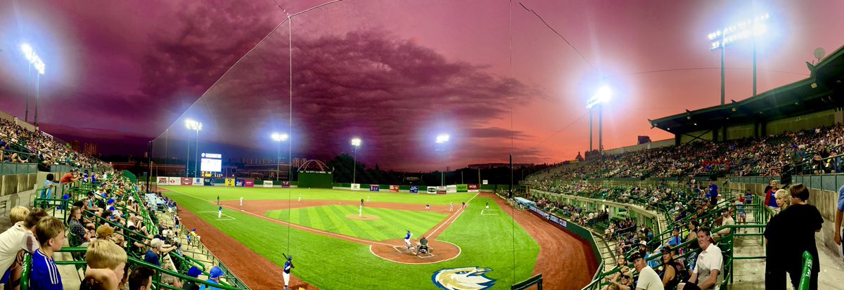 AceMetrical_YEG's tweet photo. Well #yeg, you’ve outdone yourself. #yegwx @EdmRiverhawks https://t.co/1sSrgMnXA5
