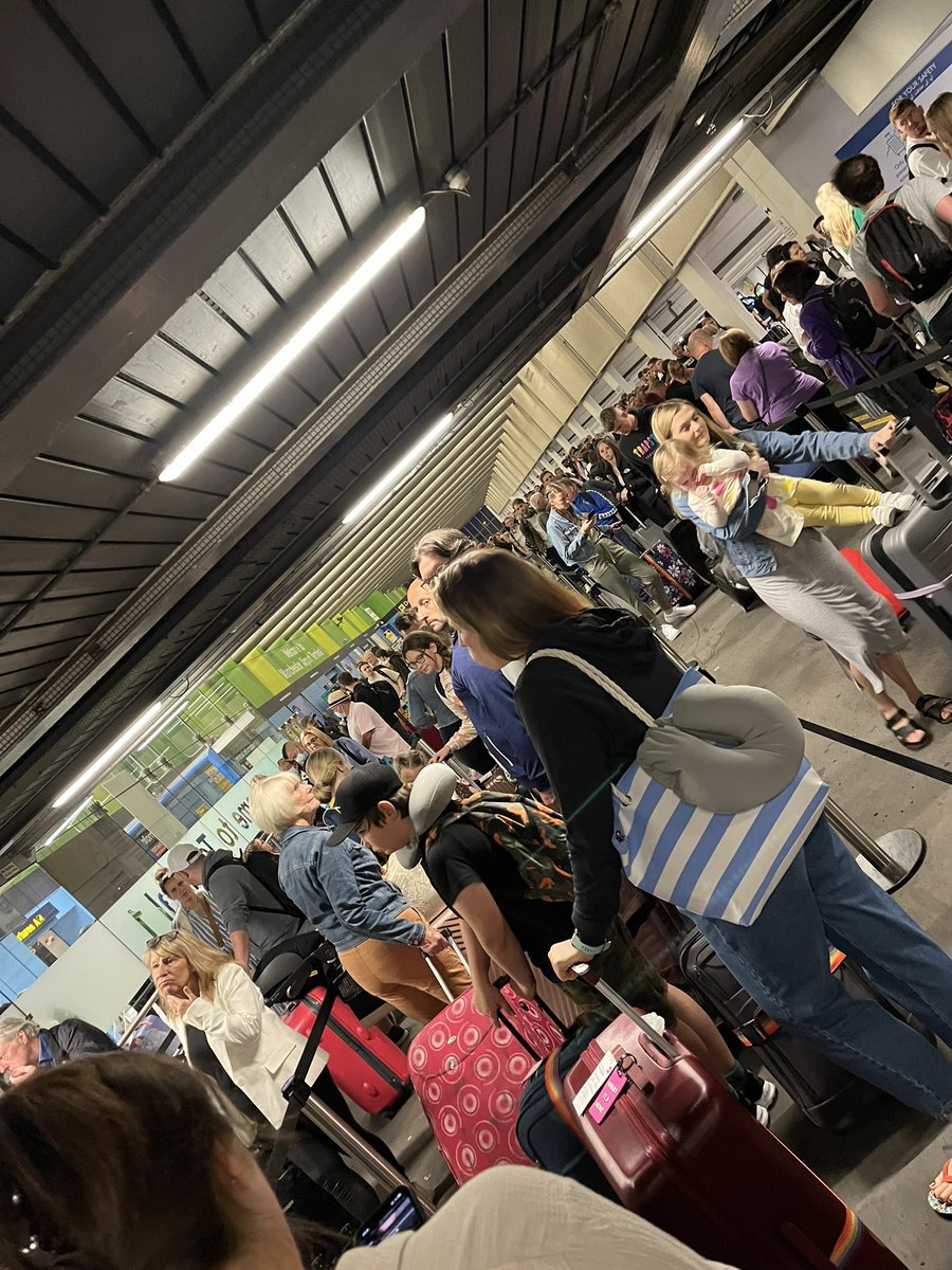 LindsayTowler's tweet photo. Tad busy in @manairport terminal 1 / the car park! Moving fast so hopefully the 3 hours is enough! https://t.co/PkCSTPJrDs