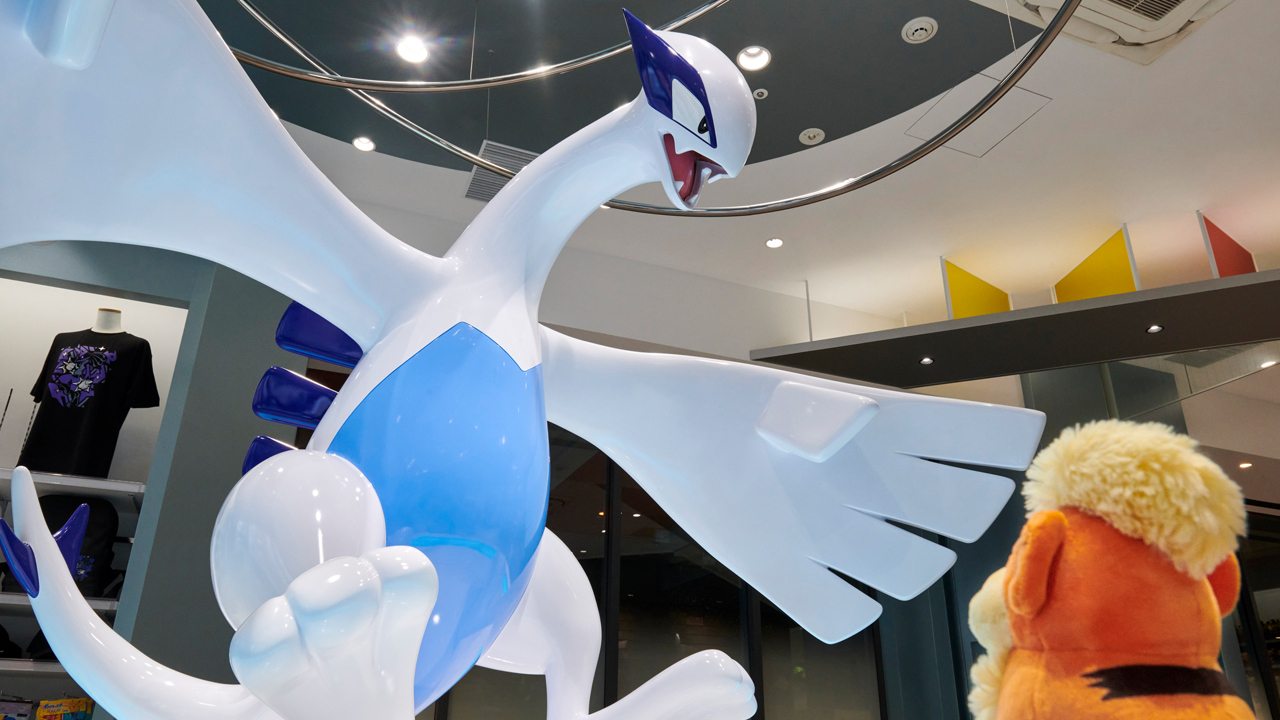 ポケモンセンター公式ツイッター 動画 旅するガーディ にちなんで ぬいぐるみのガーディと全国のポケモンセンターを訪問中 このお店では 伝説のポケモン ルギアが翼を広げて出迎えてくれてるみたい さて ここはどこのポケモンセンターかわかるかな