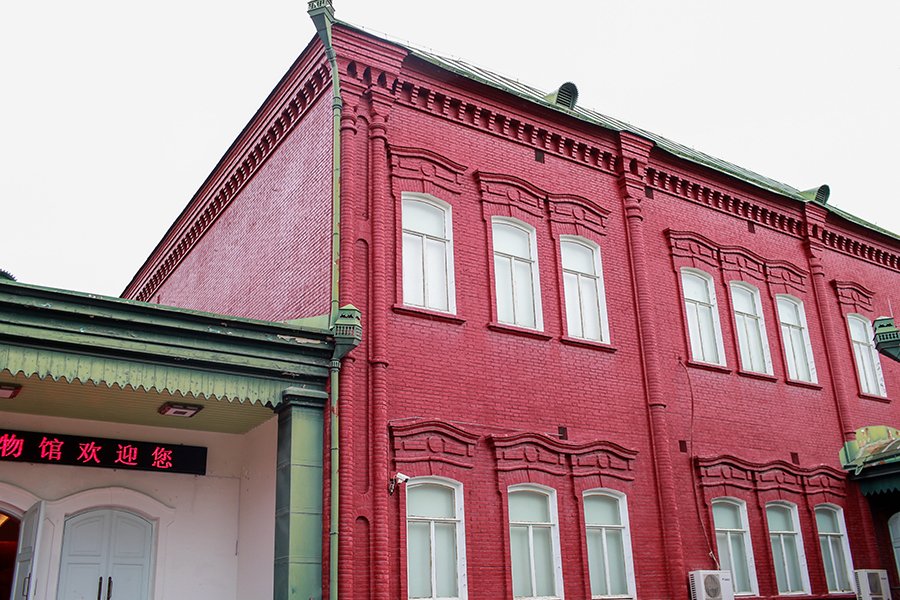Guangming_Daily's tweet photo. Honglou #Museum is an iconic building brimming with the history and culture of #Tacheng City in NW China's Xinjiang. It is also called the “Red Mansion” as the wall by the street is in the color of rust red. #ADatewithChina https://t.co/zqYDTmCwbQ