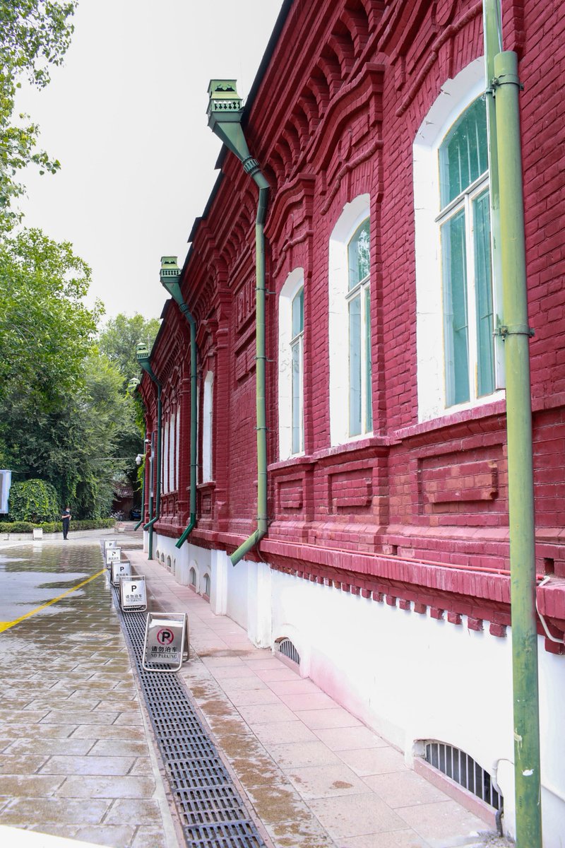Guangming_Daily's tweet photo. Honglou #Museum is an iconic building brimming with the history and culture of #Tacheng City in NW China's Xinjiang. It is also called the “Red Mansion” as the wall by the street is in the color of rust red. #ADatewithChina https://t.co/zqYDTmCwbQ