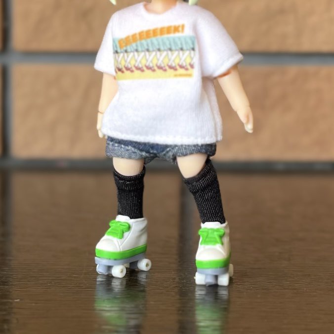 梅 グレー ホワイトなのでどんな色のスニーカーにも合いますね 普段のコーデには使いにくいくらいの派手色スニーカーがローラー スケートにした時にかわいいかも ねんどろカスタムアイナ T Co Slogl1ivp7 Twitter