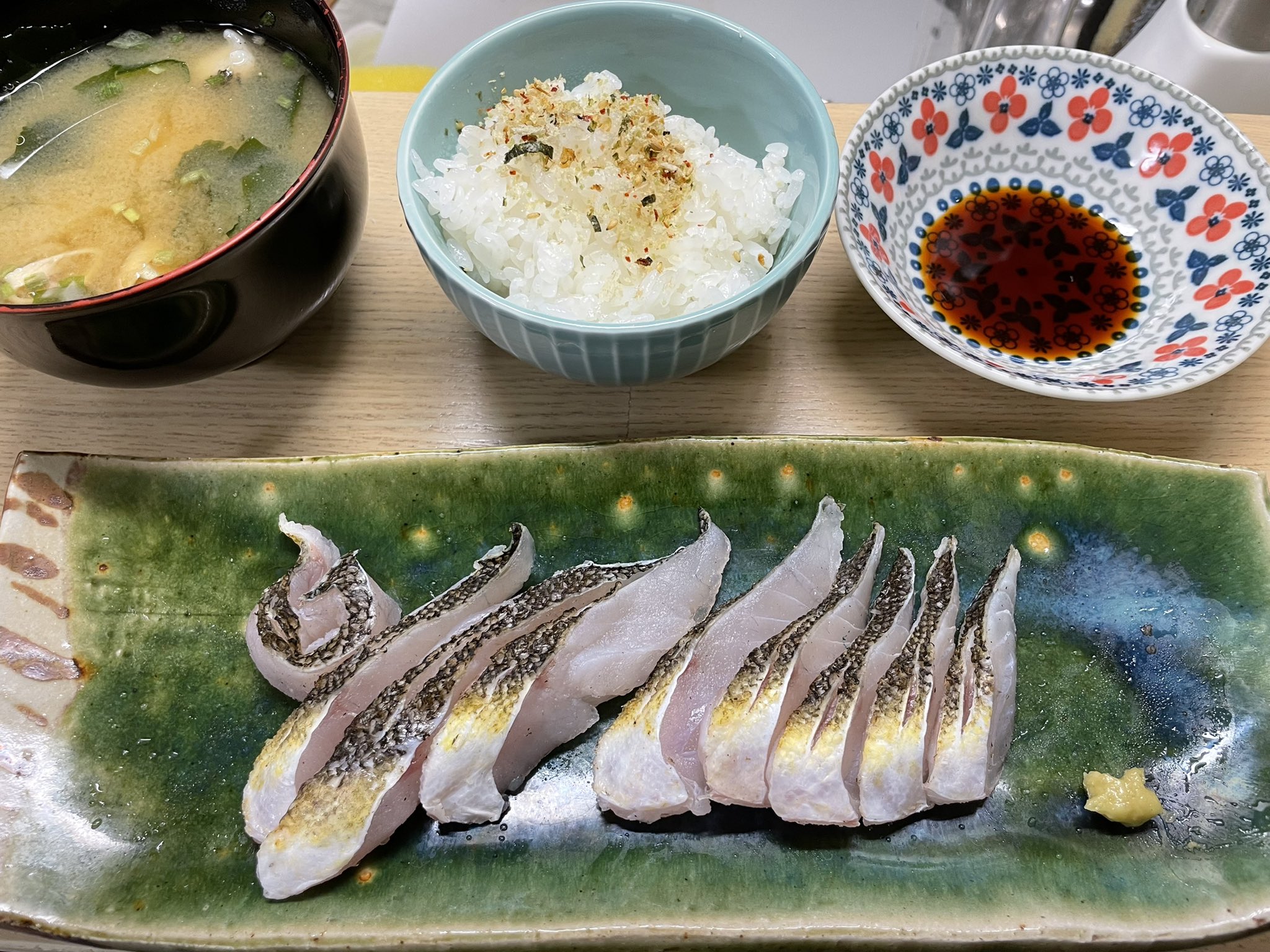 たくみん 遊部の釣部 マゴチ先輩 まずは炙りマゴチとお味噌汁で 炙りは 塩ワサビもいけるし キムタクポン酢も最高でした 明日は 寿司 天ぷらにしてみようかなぁ T Co Wswabtieda Twitter